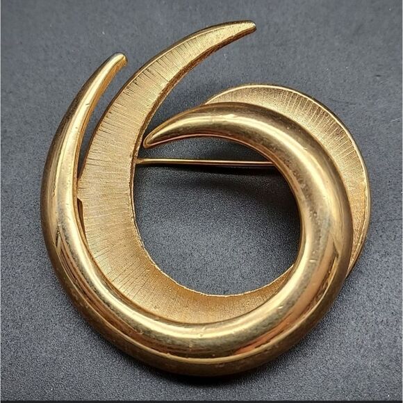 VINTAGE 1960'S CROWN TRIFARI SWRL BRUSHED GOLD PIN 1 7/8 EXCELLENT CONDITION - Picture 5 of 14